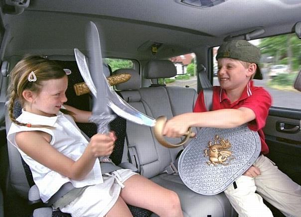 Es gibt auch ungefährlichere Unterhaltung für Kinder auf langen Reisen. Foto: Auto-Reporter